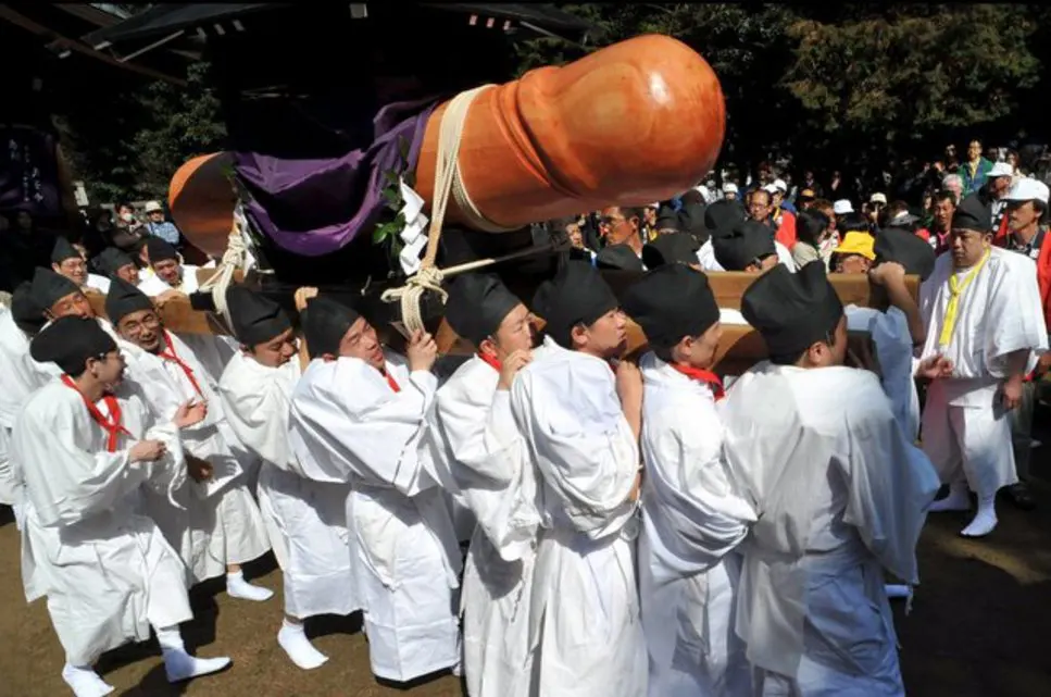 Une procession phallophorique de nos jours au Japon